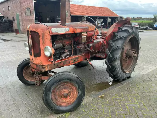 Nuffield 460 oldtimer tractor uit 1966, handgeschakeld